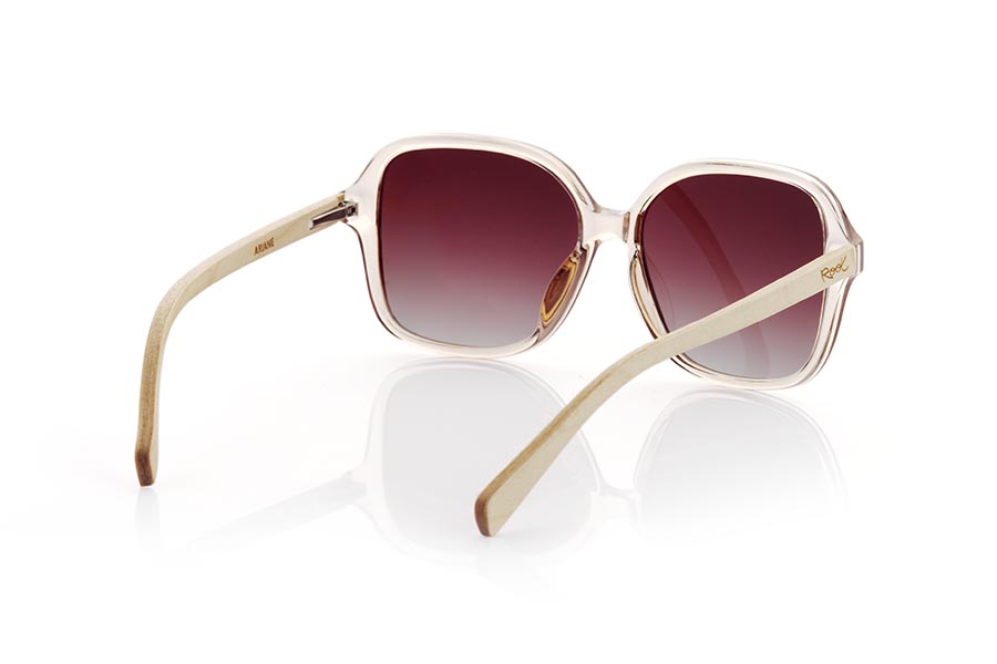 Gafas de Madera Natural de Arce ARIANE. Las gafas de sol ARIANE son perfectas para las mujeres que buscan un estilo sofisticado y moderno. Con una montura cuadrada en un tono champagne transparente brillante y un tamaño ligeramente sobredimensionado, estas gafas de sol destacarán en cualquier outfit. Las varillas de madera de arce en tonos claros combinan a la perfección con la montura y añaden un toque de elegancia y sostenibilidad. Las lentes marrones gradient polarizadas protegen tus ojos de los rayos UV y le dan un aspecto clásico a estas gafas de sol de última tendencia. Medida frontal aprox : 146x56mm Calibre: 55 Venta al Por Mayor y Detalle | Root Sunglasses® 